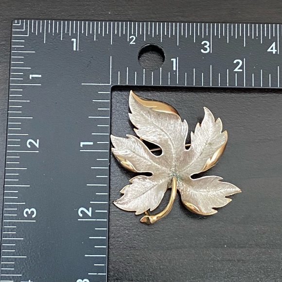 Vintage Unsigned 2-tone Brushed Silver & Gold-tone Maple Leaf Brooch - Picture 7 of 8